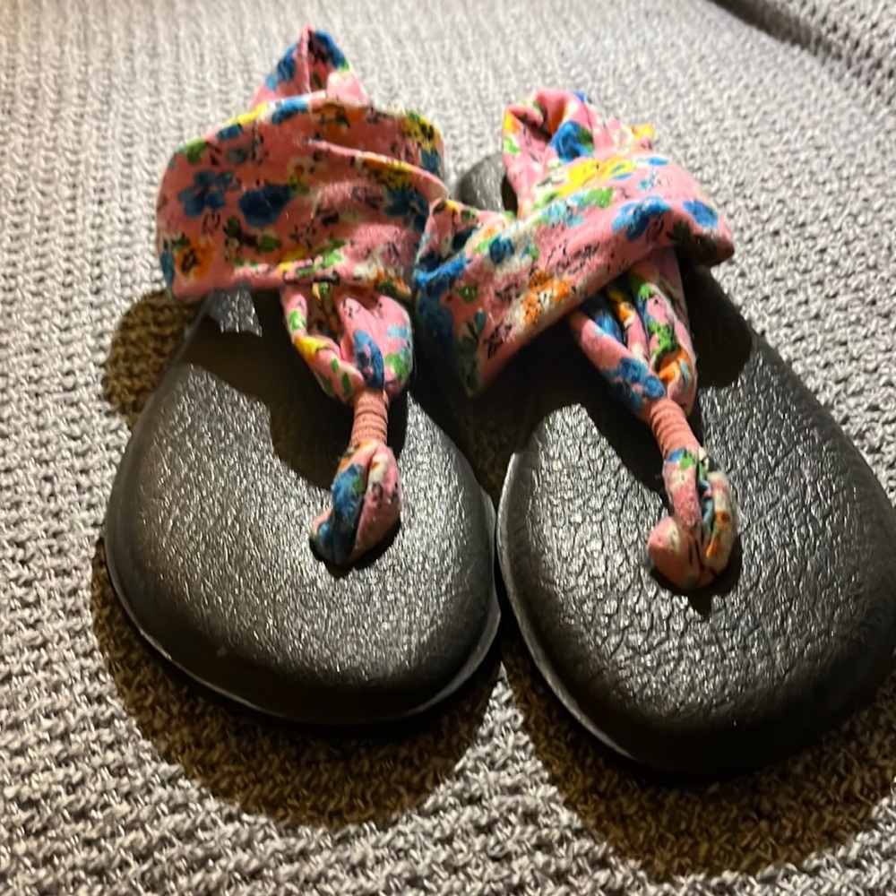 Children Sanuk sandal size 3-4 yoga sling with floral print design